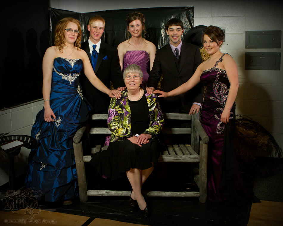 Altario Grad 2011: Graduating class posing with Mrs. Baier