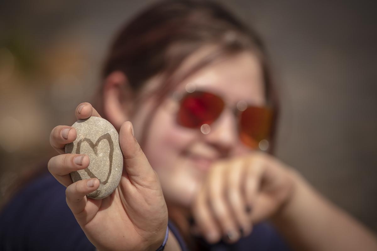 Ashlyn & Heart Rock 02