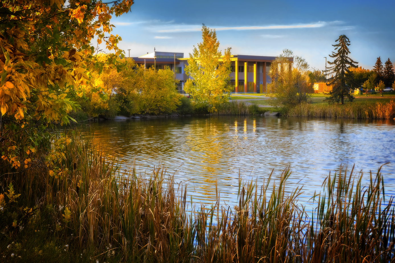 Municipal building with fall colours, Kinsmen Lake, Strathmore, Alberta, 2022-09-27