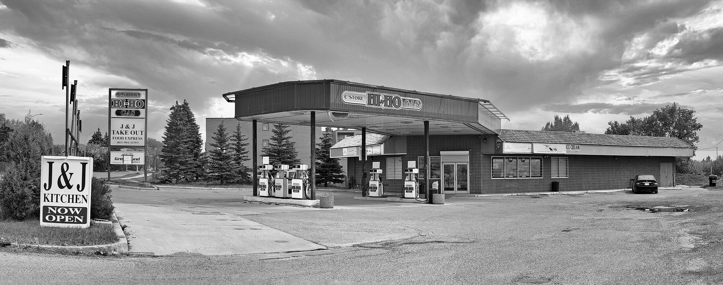 Hi-Ho Gas & J&J Kitchen, Park Lane Drive, Strathmore, Alberta. 2023-05-17