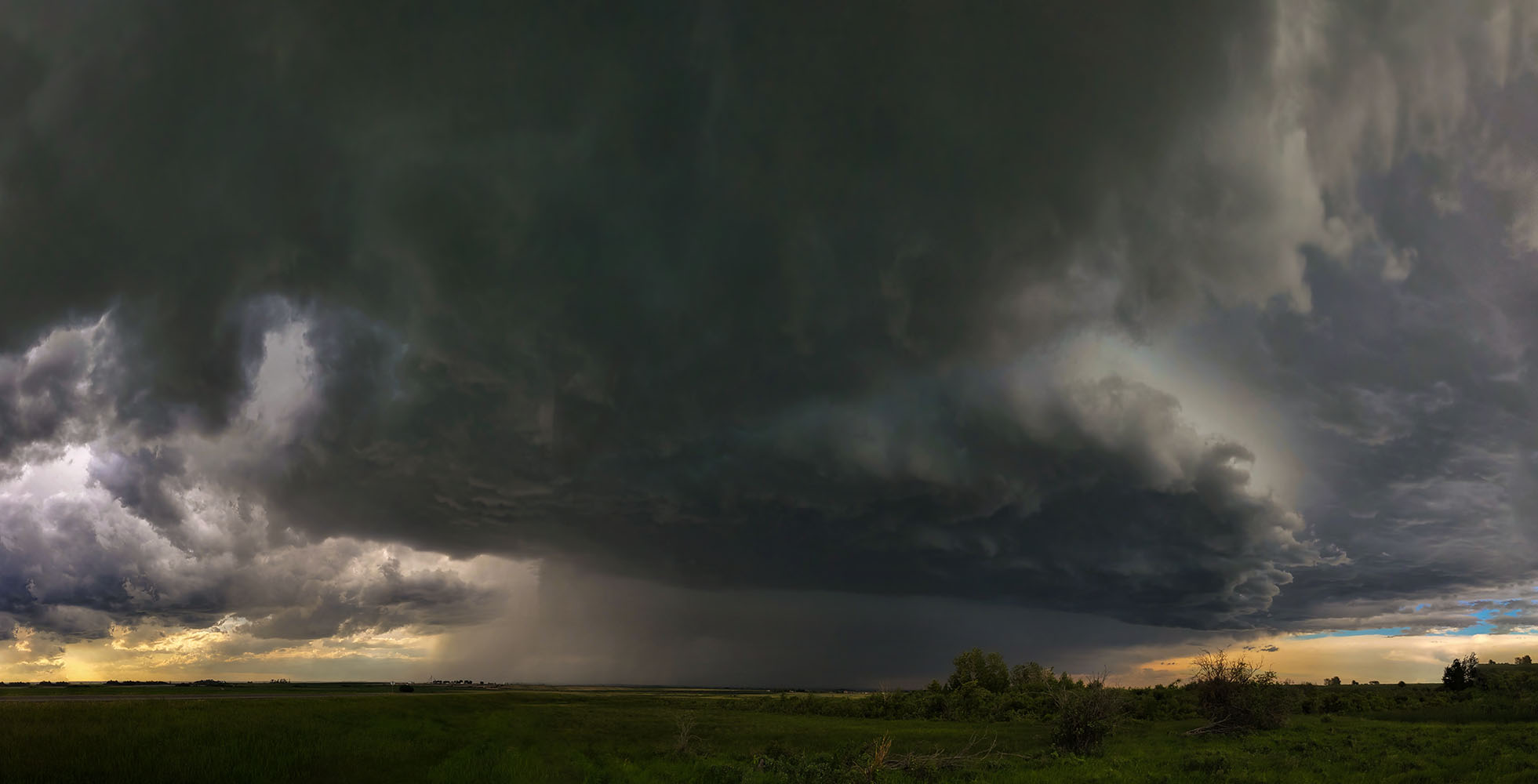 Coming in with an attitude, Storm cell north of town, Strathmore, AB, 2022-06-18