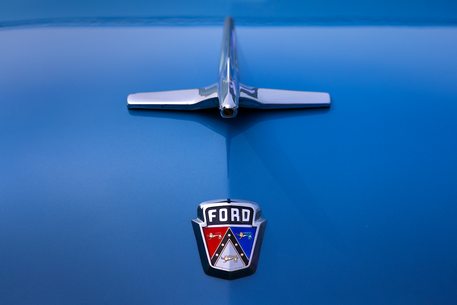 Ford Badge & Hood Decoration, Show n Shine, Kinsement Park, Strathmore, Alberta. 2023-07-15