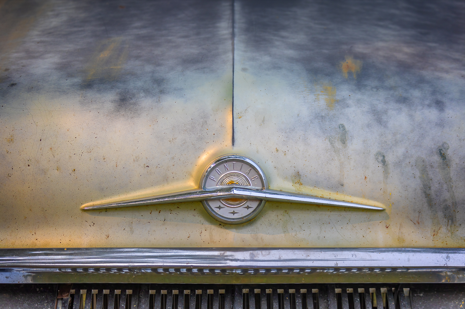 Vintage Pontiac Hood Badge and Grill 1 of 2, Show n Shine, Kinsemen Park, Strathmore, Alberta. 2023-07-15