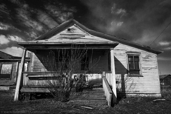 Abandoned home, Chinook AB, 1 of 2