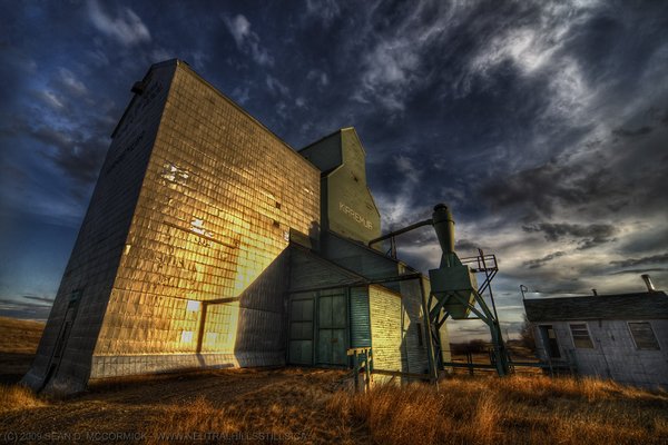 Kirriemuir Elevator at Dusk, Apr 11, 2009