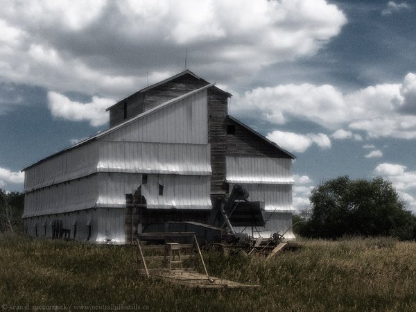 Fugly farm building north of Veteran