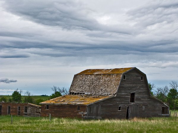 Hemaruka barn in light rain