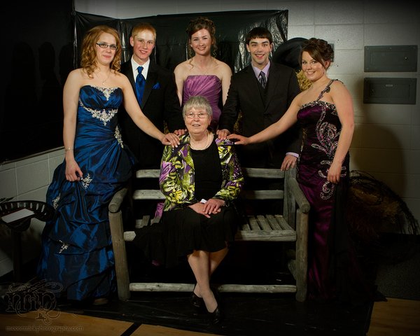 Altario Grad 2011: Graduating class posing with Mrs. Baier