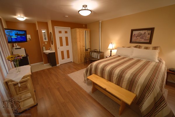 Acadia Valley B&B: Wide-angle view of room