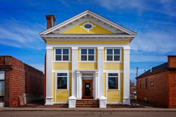 Front, La Maison Jaune, Bassano, AB, 2024-04-13