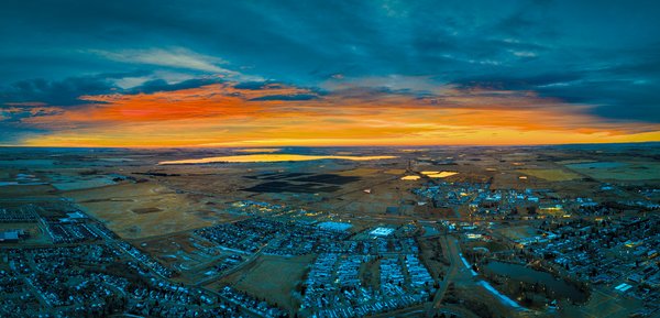 Hot take on a cool morning, Looking East from Thomas Drive, Strathmore, AB, 2025-11-21
